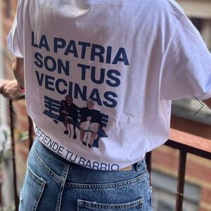 CAMISETA LA PATRIA SON TUS VECINAS JAVITXUELA (UNISEX TALLA XS)